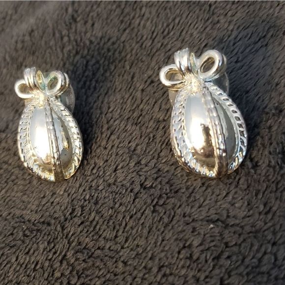 Joan Rivers Earrings - Picture 1 of 14